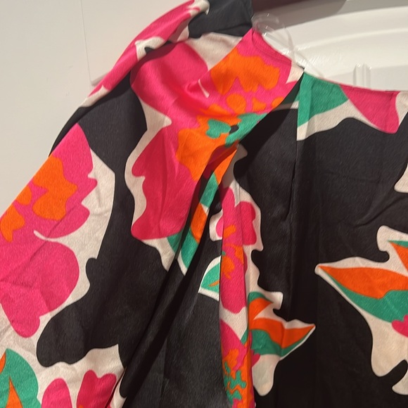 Gorgeous Entro floral blouse. NWT. Size XL. - Picture 4 of 10